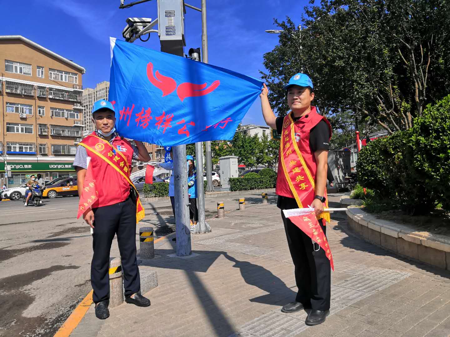 <strong>男人把小鸡鸡塞入女人的逼里</strong>